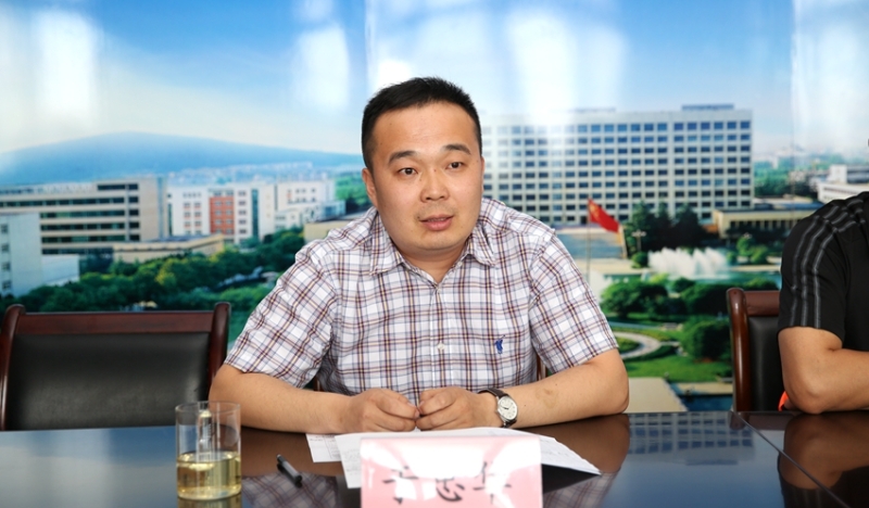 (学院副院长于忠华向在座毕业生介绍学院校友办的成立初衷和现状)